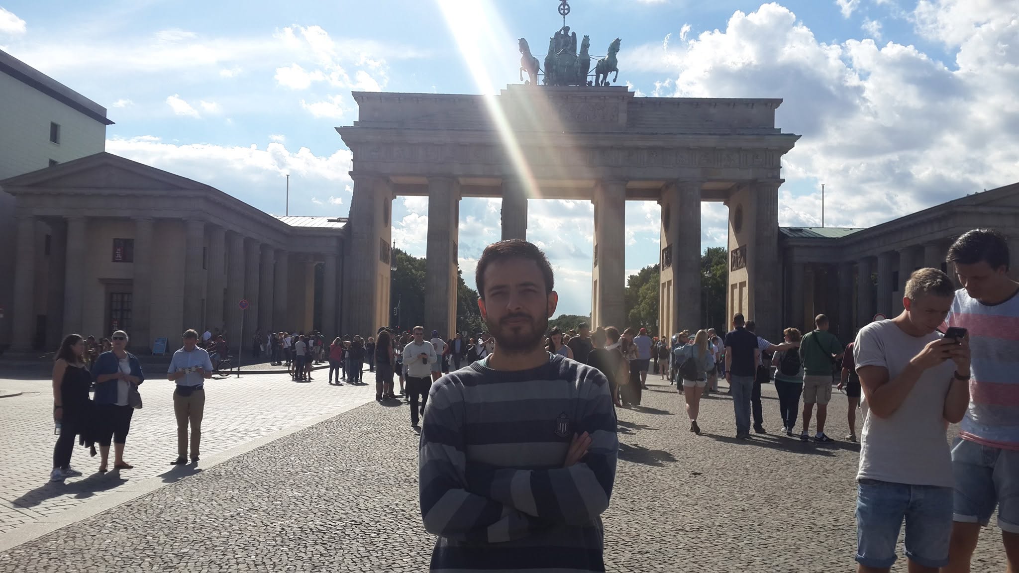 Ozan Dur Berlin’de Brandenburg Kapısı önünde
