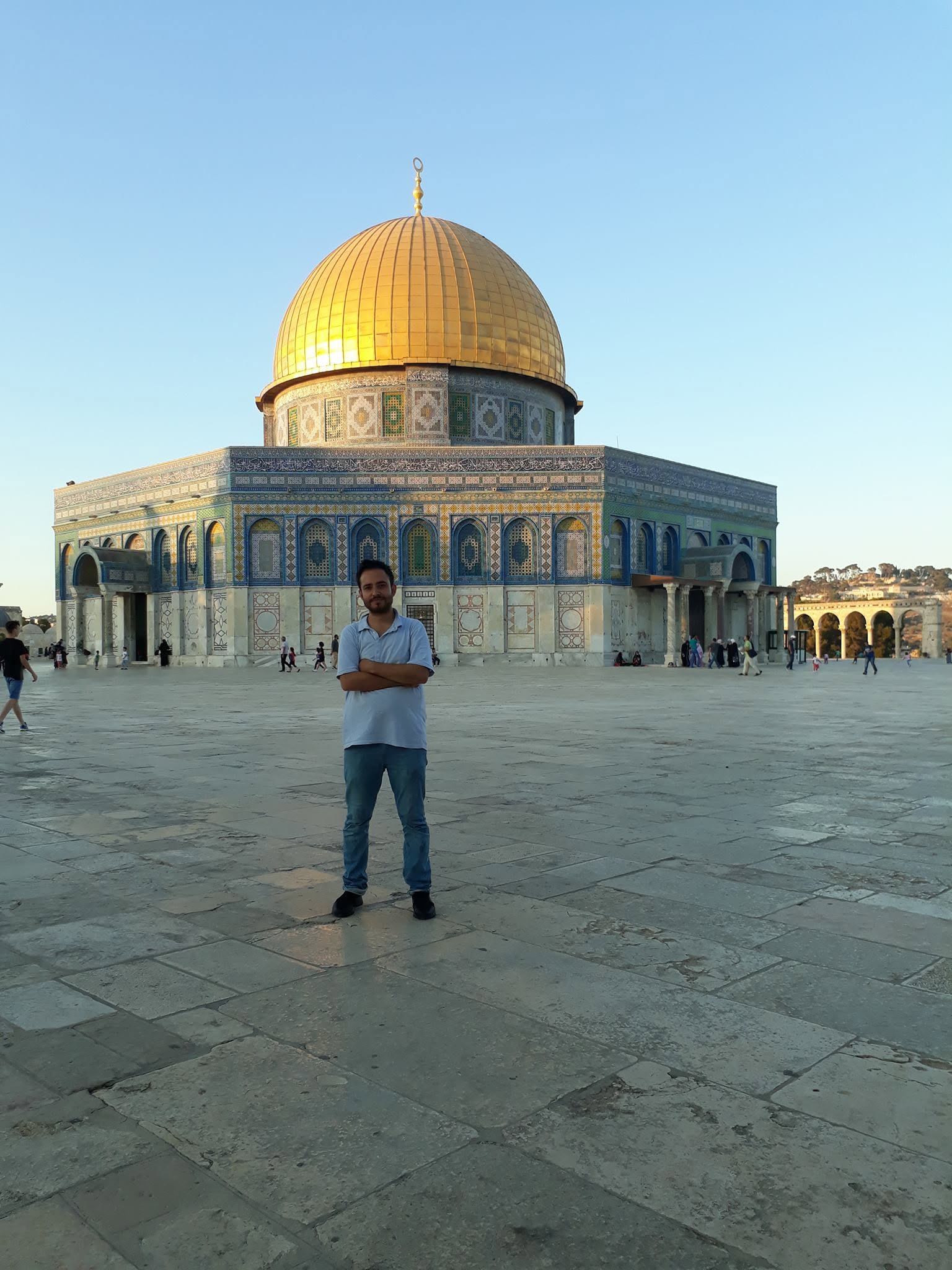 Ozan Dur Kudüs’te Kubbetü’s-Sahra önünde